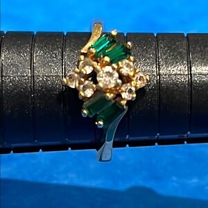 *Elegant Gold and Green Gemstone Ring